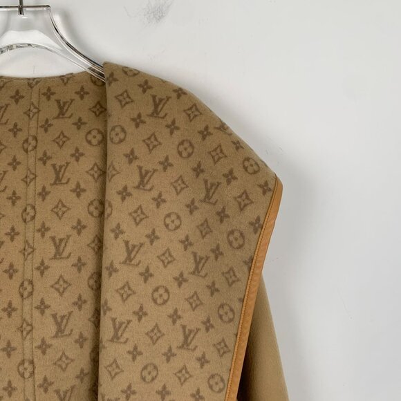 CW0329 Louis Vuitton Beige Hooded Wool Monogram Coat With Belt - Picture 3 of 7